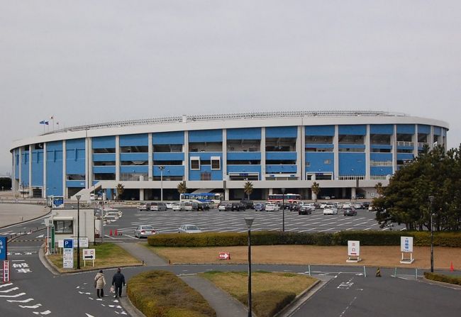 いよいよ今年も、社会人野球のシーズンが始まりました。<br />(始まった瞬間に、終ってしまったという気持ちもなくはないんですが・・・。)<br /><br /><br />京葉線に乗って、海浜幕張の千葉マリーンスタジアムに行ってきましたよ。寒かったですなぁ。<br />ビールは1本飲みましたが、暖かくならなかったですわ。<br />テツ分の少ない旅行記をどうぞ。<br />開幕戦の住友金属鹿島VSJFE東日本です。<br /><br />こちらにも、少々、書きました。<br /><br />(スポーツナビ)スポニチ杯開幕!JFE東日本、須田が登板<br />http://www.plus-blog.sportsnavi.com/chifu/article/196<br /><br />モブログは、こちら。<br />http://blog.livedoor.jp/chifu_19/archives/51618041.html<br />