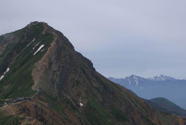 八ヶ岳･赤岳(2,899m)で高山デビュー&amp;山小屋デビュー。美濃戸まで片道5時間も運転したのに、そこから地蔵尾根コースの歩きは3時間半で天望荘に到着。運転時間の方が長かった単独山行。上りで少し道迷いがあり、山小屋で相談したら、道が分かっているだけで安心だろうからとのことで、下りも同じコースを歩いた。<br /><br />天望荘は、入浴可ということで選んだけれど、一睡もできず。ガラガラ引き戸の個室で構造的に、数室先の男性客が簡単に私の部屋に入ってこられるような気がした。また、身長よりベッドの長さが短く、身体を伸ばすと、壁にあたった。睡眠不足でもアリナミンの錠剤を飲めば下山のスタミナが得られるので、1泊なら何とかなるものだ。<br /><br />山小屋からの眺望は素晴らしく、山に沈む夕日は泊まらなければ見られない。行って良かった。