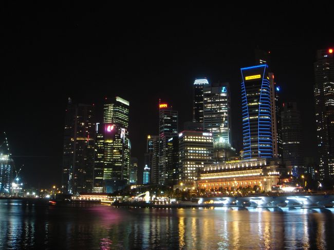 シンガポールはとてもキレイだ。<br /><br />道にゴミひとつ落ちちゃいない。<br /><br />夜景もキレイだ。