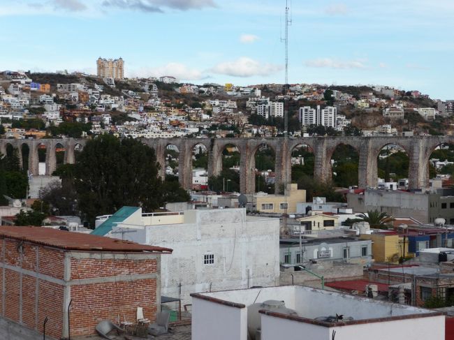 週末を利用してケレタロ郊外で開催されているメキシコ国内馬術選手権の試合を観戦がてら、世界遺産のケレタロの歴史地区と水道橋を見学に行きました。<br />メキシコ市からは比較的近い距離ですが、高速道路の周りの雄大な(でも代わり映えしない)景色が続く為に、運転する身の当方は退屈してしまいました。