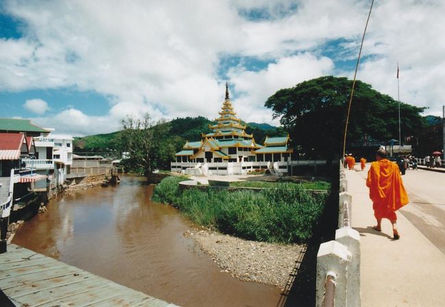 1996年 タイとミャンマーの国境線を求めて、タイのメーサイからタチレクへ入国しました。<br /><br />当初はミャンマーへの正式な入国をするためにビザも取得しておりましたが・・・。一人旅のため強制両替。<br />貧乏旅行に強制両替はつらく、タチレクへの入国で我慢。<br /><br />バンコク‐チェンライ‐メーサイ‐タチレク‐ゴールデントライアングル‐チェンライ‐バンコクのバンコク起点の日帰り旅行を決行しました。