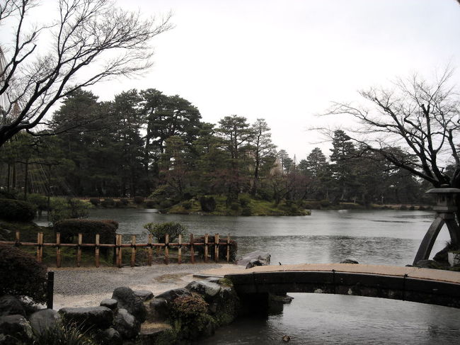週末旅行で金沢と輪島に行ってきました。<br /><br />ー旅程ー<br />3/13 夜行バスで新宿から金沢へ<br />3/14 金沢市内を観光、バスで輪島へ。輪島で1泊<br />3/15 輪島観光し、能登空港から帰宅<br /><br /><br />で、金沢。<br />本来の旅の目的は輪島の朝市に行くことだったので、<br />金沢は「おまけに観光」な程度で訪れたのですが、<br />とてもよい街でした!