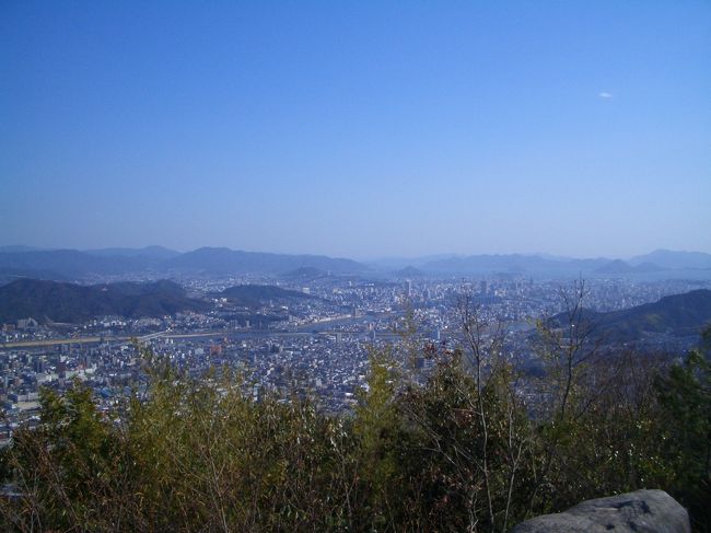 山登り仲間で、広島南アルプスの山々を歩きました。<br /><br />広島南アルプスとは広島平野の北西に連なる山々で、10年くらい前からハイカーの間でそう呼ばれ始めたらしい。<br />今回登ったのは、己斐峠から大茶臼山へ登って武田山まで。