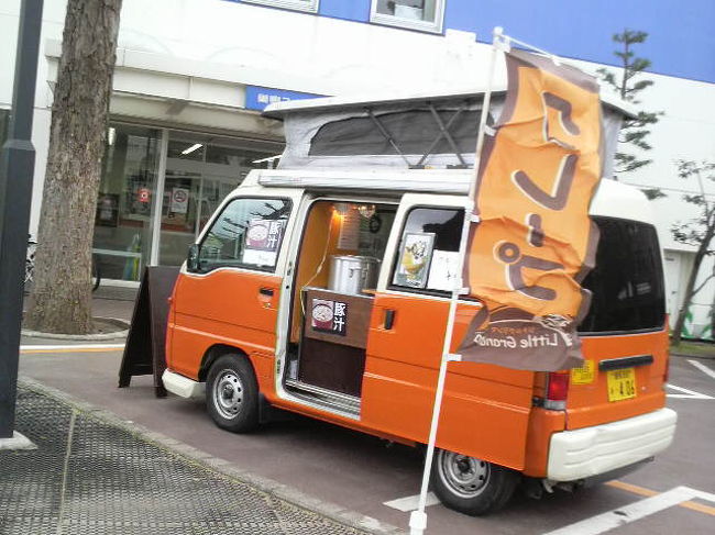 東京都巣鴨　移動販売　弁当　軽食　ケータリングカー出店　大運動会の様子です。<br /><br />今回は三菱商事様の大運動会ということでグランドでの開催です。<br />お弁当は中華風幕の内弁当　170食<br />軽食は今回は特別にクレープ、お好み焼、焼きそば、豚汁など豊富なメニューでのサービスでした。<br /><br />出店担当はリトルグランマ様とカッツ様です。<br /><br /><br />http://sound.jp/dream-group/sp.html<br />http://www.geocities.jp/doramaphoto/