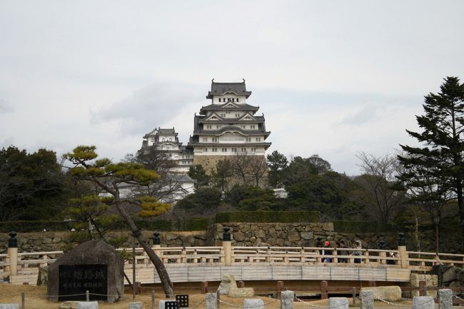 和歌山城で「日本の城」として写真が飾ってありました。<br />その中で一際魅かれたのが姫路城。<br />いつか行きたいなぁと思ったのですが。<br />18きっぷもあるし、今がチャンス♪ということで行ってきました。<br /><br /><br />