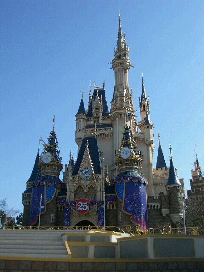 いやぁ・・・・・・いつ以来だろうか？東京ディズニーランド。<br />多分、大人になってからは全然来ていないので、ン十年ぶりかと。<br /><br />そうそう。<br />夢と魔法の王国に興味がないのに、気がつけば身の回りにひっそりと<br />ディズニー物ってあるんだよね。<br />恐るべし・・・。　<br />