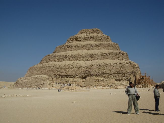 【憧れのエジプトへ！ツアーに参加して遺跡巡りとナイルクルーズの旅】<br />久し振りの海外旅行は、長年の思いが叶って実現の運びとなったエジプトへの旅。<br />旅の６日目、ダハシュール・メンフィスに続き、サッカラを訪れる。<br /><br />【メンバー】<br />一人でツアーに申し込み、ツアーメンバー計５名。<br /><br />【スケジュール】<br />2/ 6　京橋−＜ＪＲ大阪環状線及び空港線・特急はるか＞−関西空港<br />　　　　（以上の旅行記⇒http://4travel.jp/traveler/poi/album/10320677/）<br />　　　　関西空港−＜エジプト航空＞−ルクソール<br />　　　　（以上の旅行記⇒http://4travel.jp/traveler/poi/album/10320950/）<br />　　　　《ルクソール宿泊》<br />　　　　（以上の旅行記⇒http://4travel.jp/traveler/poi/album/10320957/）<br />2/ 7　ホテル−王家の谷<br />　　　　（以上の旅行記⇒http://4travel.jp/traveler/poi/album/10320966/）<br />　　　　−ハトシェプスト女王葬祭殿−センネジェムの墓−メムノンの巨像<br />　　　　（以上の旅行記⇒http://4travel.jp/traveler/poi/album/10320973/）<br />　　　　《クルーズ船乗船・船中泊》<br />　　　　（以上の旅行記⇒http://4travel.jp/traveler/poi/album/10320976/）<br />2/ 8　クルーズ船−ルクソール神殿<br />　　　　（以上の旅行記⇒http://4travel.jp/traveler/poi/album/10320985/）<br />　　　　−カルナック神殿<br />　　　　（以上の旅行記⇒http://4travel.jp/traveler/poi/album/10320987/）<br />　　　　−ルクソール出航−エスナの水門通過<br />　　　　（以上の旅行記⇒http://4travel.jp/traveler/poi/album/10320991/）<br />　　　　−エドフ停泊・船中泊《ガラベイヤパーティ》<br />　　　　（以上の旅行記⇒http://4travel.jp/traveler/poi/album/10320996/）<br />2/ 9　クルーズ船−ホルス神殿<br />　　　　（以上の旅行記⇒http://4travel.jp/traveler/poi/album/10320998/）<br />　　　　−エドフ出航−コムオンボ神殿<br />　　　　（以上の旅行記⇒http://4travel.jp/traveler/poi/album/10321003/）<br />　　　　−コムオンボ出航−アスワン停泊・船中泊《ベリーダンス》<br />　　　　（以上の旅行記⇒http://4travel.jp/traveler/poi/album/10321004/）<br />2/10　《クルーズ船下船》−切りかけのオベリスク−アスワンハイダム−アスワン空港<br />　　　　（以上の旅行記⇒http://4travel.jp/traveler/poi/album/10321008/）<br />　　　　−＜エジプト航空＞−アブシンベル空港−アブシンベル神殿<br />　　　　（以上の旅行記⇒http://4travel.jp/traveler/poi/album/10321012/）<br />　　　　−アブシンベル−＜エジプト航空＞−カイロ《カイロ宿泊》<br />　　　　（以上の旅行記⇒http://4travel.jp/traveler/poi/album/10321017/）<br />2/11　ホテル−ダハシュール・赤のピラミッド<br />　　　　（以上の旅行記⇒http://4travel.jp/traveler/poi/album/10321019/）<br />　　　　−メンフィス遺跡<br />　　　　（以上の旅行記⇒http://4travel.jp/traveler/poi/album/10321021/）<br />　　　　−サッカラ・ジュセル王のピラミッド<br />　　　　（以上の旅行記⇒本編）<br />　　　　−ギザ・ピラミッドとスフィンクス観光及びショッピング<br />　　　　（以上の旅行記⇒http://4travel.jp/traveler/poi/album/10321025/）<br />　　　　−カイロ市内エジプト料理店−ホテル《カイロ宿泊》<br />　　　　（以上の旅行記⇒http://4travel.jp/traveler/poi/album/10321029/）<br />2/12　ホテル−エジプト考古学博物館−シタデル・ムハンマドアリモスク<br />　　　　（以上の旅行記⇒http://4travel.jp/traveler/poi/album/10321033/）<br />　　　　−ハンハリーリ散策−カイロ空港−＜エジプト航空＞−<br />2/13　−関西空港<br />　　　　（以上の旅行記⇒http://4travel.jp/traveler/poi/album/10321035/）<br /><br />【表紙の写真】<br />サッカラにあるジュセル王のピラミッド。