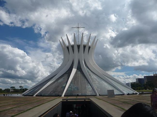 1960年に誕生したブラジルの首都、ブラジリア。<br /><br />「パイロット・プラン」に従ってジェット機型に整えられた<br />町は、ブラジル建築界の巨匠、オスカー・ニエマイエルと<br />ルシオ・コスタの2人の建築家により作られた。<br /><br />何もかもがアーティスティックで斬新な近未来都市。<br />それでいて、どこか忘れ去られ置き去りにされた町といった<br />不思議な印象を与えるこの町は、<br />ブラジルの文化遺産に登録されている。<br />