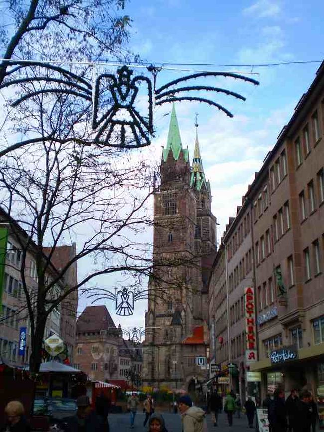 今日も朝から青空の広がる晴天です。ドイツに来てから比較的暖かい好天が続いているので毎日ゆっくり観光できます。今日は一日中城壁内の旧市街でクリスマス市を楽しむことにします。