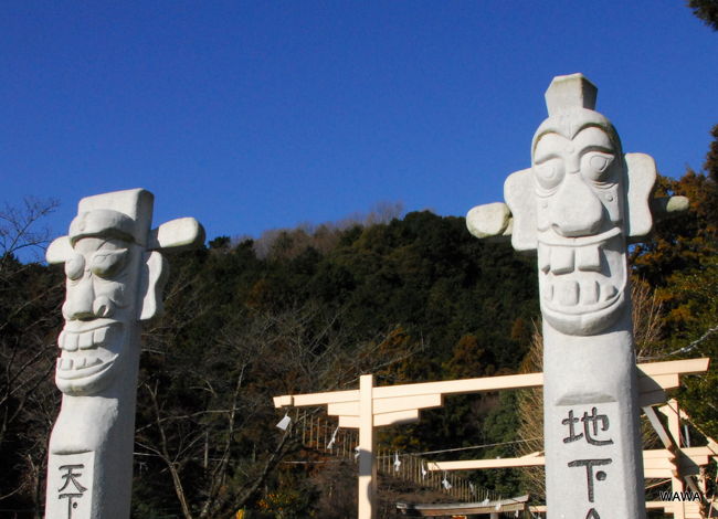 埼玉県に「ヨン様ファンの神社」があるから連れて行けと言われ、怖いもの見たさもあり正月早々に出掛けた。<br />実際の高麗神社は事前の想像とは大きく異なり、屋台にトッポキ屋やキムチの店があるのがご愛嬌で、古式ゆかしい普通の神社だった。付近も駐車場と化した高麗家住宅はともかく、聖天院（高麗一族の菩提寺）にかけての里の風情が楽しめる場所だった。<br />