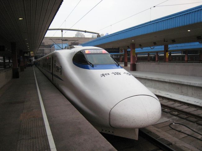 　2008年10月1日、国慶節（中国の建国記念日）の日、南京から上海まで、「和諧号」で移動しました。<br />　この車両は、「CRH2」型といって日本の川崎重工業の技術を導入したもので、この車体のベースは長野新幹線の「はやて」として使用されているE2系電車です。<br />　中国の高速鉄道には、この他に、カナダの技術を導入した「CRH1」型、ドイツの技術を導入した「CRH3」型、フランスの技術を導入した「CRH5」型があるそうです。<br />　CRHというのは「China Railway High−speed」の略。中国の在来の鉄道は機関車のみに動力がある「動力集中方式」であるのに対し、この新しい高速鉄道は日本の新幹線と同じく動力を各車両に分散配置する方式であるために、中国語で「動車組（Dong che zu）」と呼ばれています。だから、列車番号の頭には「D」の文字が付きます。<br />　　