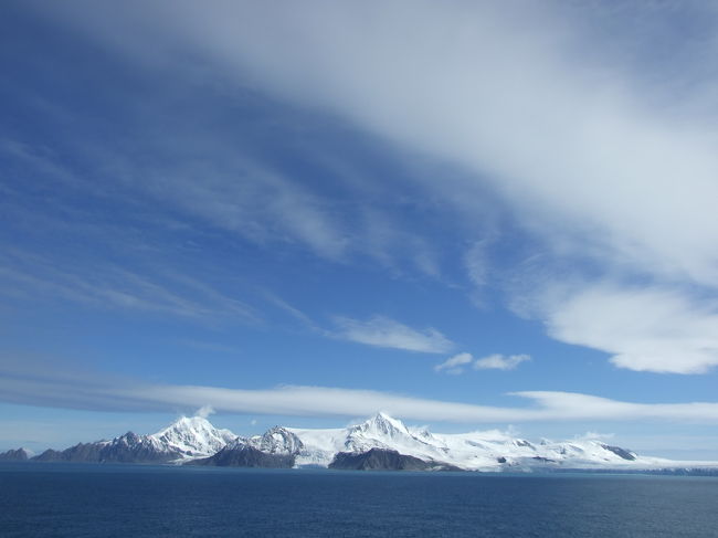 フォークランド島も無事、快晴の中、上陸できて、出だしは快調でした。さて、それが終われば、待っているのは魔のドレイク海峡。南極航海が世の中でももっとも危険きわまるものなのです。<br /><br />ドレイク海峡の揺れは半端じゃなく、棚やテーブルから皿やコップなどが落ちるくらい揺れるのだそうです。が、ここ最近はそんなにゆれなくなっているということです。<br /><br />しかし、海しか見えなくなって、しばらくすると、揺れが激しくなってきました。まるで地震のように風や波が容赦なく、巨大なプリンセス号に当たってきます。<br /><br />それでも去年の航海で慣れたせいか、私は食事はフルコースで２品くらいとって、それでも足りなければ、ブッフェに足を運ぶという食欲旺盛なおなかでした。<br /><br />２日海しか見えないドレイク海峡で過ごした後、といっても、ちゃんとプリンセスの中でのエンターテイメントがあります。これで快適な時を過ごせるのです。と、朝日で目覚めると、流氷がちらほらと見えてきました。<br /><br />そうなると、最初の南極の目的地であるエレファント島に到着。プリンセスは上品だから、上陸しないで、ただ船から見るだけ。<br /><br />エレファント島という名前は島の形が象の頭に似ているからつけられたようです。最初に象アザラシが発見されたのもここです。<br /><br />ここは1915年にアーネスト・シャックルトン船長と船員たちが船が氷にぶつかった後、上陸して、４年も寒い冬を迎えたそうです。生存するためにペンギンやアザラシの肉を食べたそうです。<br /><br />ブラジルの研究基地もここにありますが、１月から３月までしかあいていないそうです。<br /><br />