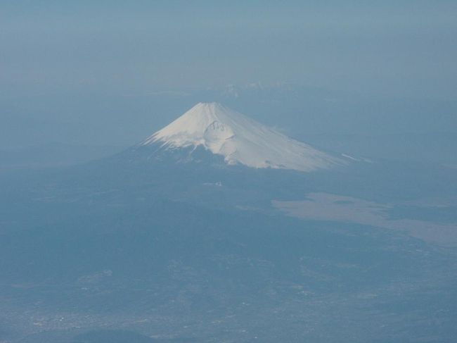 東京出張の際はほとんど新幹線。たまには気分を変えて飛行機で行こう。日曜移動だし空いているに違いない。狙いは富士山です。幸いにも天候良好。窓際の席も確保できた。でもやっぱり詰めが甘かった。座席は翼の上...