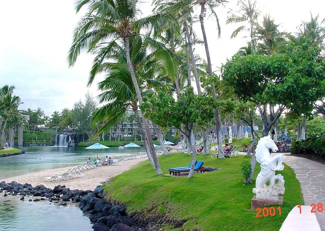 寒さの厳しい日本を離れて、常夏の国、ハワイに・・・。<br />今回のハワイ旅行はハワイ島から始まり、最初の３日間をヒルトン ワイコロア ビレッジに宿をとります。広大な土地に数棟の宿泊棟を有し、その間を運河を配して船で行き交うとともに、モノレールも走行しているホテルです。<br />名所・史跡を訪ねて<br />http://joy555.blogspot.com/2009/10/blog-post_13.html