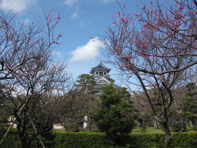 この日は前から友達のMiちゃんと約束をしてた、青春18切符を使っていく岡山の旅♪ <br />実は今年1月のリベンジなのです（前回は姫路止まり）<br /><br />…が。 <br />どうしても午前中の予定をどけることができず、出発は10時過ぎ。 <br />うーん…この時間から岡山はキツイ。 <br />せっかく行くなら倉敷も一緒に行きたいし。 <br />そんなわけで岡山から予定変更、彦根に変わりました。 <br />彦根城へ、満開の梅を見に行こうってなったわけ。 <br /><br />…がしかし。 <br />またまた予定が変わって、わたしとMiちゃんはまず長浜へ向かうことに。 <br />長浜でごはんを食べ、長浜城へ行き、彦根へ向かって彦根城へ。 <br />…なんだか城めぐりの旅になりそう？<br /><br />ではでは、スタートです☆