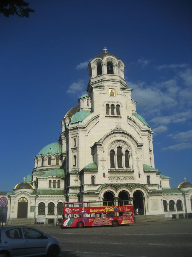 2008/07/17木 ソフィアへ移動<br />【宿泊:Hotel Slavyanska Beseda(ソフィア泊)】<br />・市民庭園<br />・聖ゲオルギ教会(入れず)<br />・聖ネデリャ教会<br />・大統領官邸前を通り過ぎて、セルディカ遺跡のある地下道を通り<br />・国立美術館<br />(一番楽しみにしていた民俗博物館は改装中で閉館(泣))<br />・シティ・アート・ギャラリーの画家の肖像展<br />・大統領官邸前の衛兵交代式<br />・聖ニコライ・ロシア教会<br />・アレクサンダル・ネフスキー寺院<br />夕食のあと国立オペラ座の前を通ってホテルに戻る<br /><br />ソフィアの教会・寺院の多彩さには驚きました。<br />古代ローマ時代の遺跡とセットの聖ゲオルギ教会に始まり、緑の丸屋根と石の壁に中世の香りを感じさせるブルガリア正教会の聖ネデリャ寺院。<br />オスマントルコ治世下に存在を許された半地下の聖ペトカ地下教会に、近代ブルガリアからのロシアとの縁の深さを感じさせる聖ニコライ・ロシア教会にアレクサンダル寺院。<br />そして建物の写真が撮れたのは後日ですが、オスマントルコの香りの残るイスラム寺院バーニャ・バシ・ジャーミヤや、ユダヤ教のシナゴーグ。<br />同じ正教会でもルーマニア正教会の教会もありました。<br /><br />さすがに半日でこれらの教会の中を見て回れたわけでなく、見学は後日に回したものもあります。<br />残念ながら今回の旅行では見学できなかったものもあります。<br />後日再訪したので、外観の写真を撮り直したところもあります。<br />特にアレクサンダル寺院の美しさは、このブルガリア旅行を始める前から憧れていました。<br />通りかかるたびに、何枚も写真を撮りたくなったものです。<br />時間帯やアングルが違えば、同じ写真にはならないから。<br /><br />でも、目星をつけていた教会のほとんどは、外観を見るだけでもこの半日で回れてしまいました。ちょっとびっくり。<br />ソフィアの観光エリアは、地図でルートを研究していたときの実感よりは、ずっと狭かったです。<br />都合の良い見方をするなら、その中に魅力がコンパクトに詰まっているといえます。<br />悪いというか、残念に思えたのは、同じようなところを何度も歩くことになることですね。<br />何度見てもカメラを構えたくなる魅力的な建物もありましたが、どうせなら真新しいものをたくさん目にしたいと思ってしまうから。<br />見慣れたものにだって、視点を変えればいくらだって発見があるものだ、とわかってはいるけどネ。<br />今度いつ訪れるか分からない観光客だから。