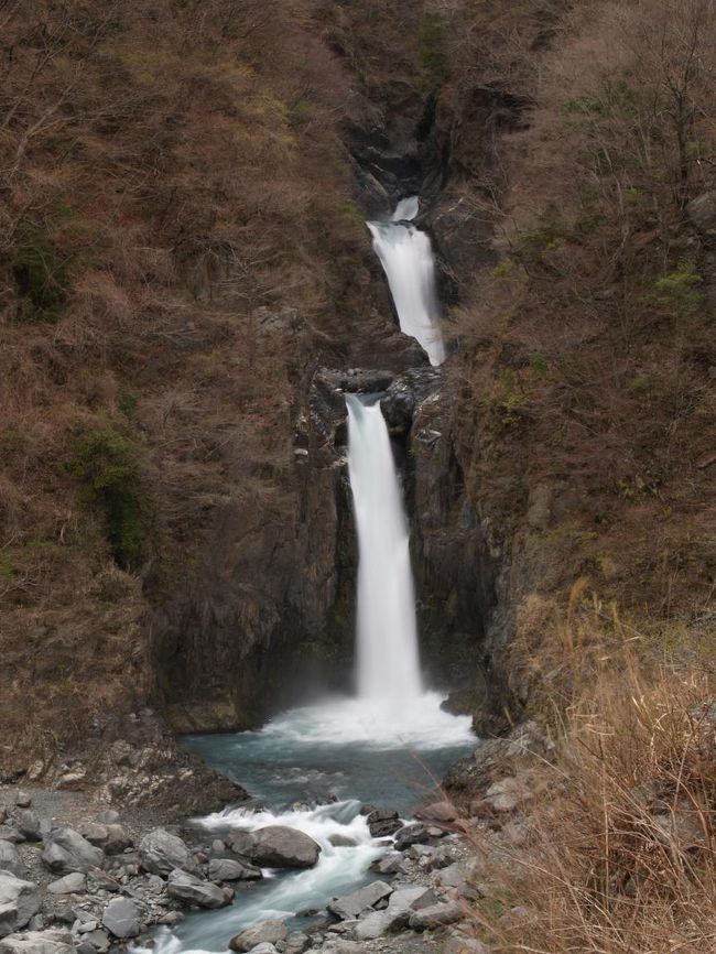 安倍の大滝のあとは時間が許す限り滝めぐりです。梅ヶ島温泉周辺には安倍の大滝をはじめとして数多くの滝があり、梅ヶ島七滝と称されています。安倍の大滝の他は下流から、藤代の滝、宝月の滝、赤水の滝、湯滝、三段の滝、鯉ヶ滝で、このうち三段の滝、赤水の滝、宝月の滝をめぐりました。<br /><br />三段の滝滝見難易度：１、赤水の滝滝見難易度：１、宝月の滝滝見難易度：１<br />参考　滝見難易度０：道路から見える、１：片道徒歩５分以内、２：片道徒歩１５分以内、３：片道徒歩３０分以内、４：片道徒歩１時間以内、５：片道徒歩２時間以内、６：片道徒歩２時間以上もしくは２時間以内でも特別な装備が必要な場合など。私の旅行記ではほとんど出現することはないと思われる。<br />注意　滝見難易度はあくまで私の主観によるものであり、また季節や天候により難易度が上がる場合もあります。私の旅行記を参考にされて、「違うかったやんけ」とおっしゃられても責任は負えませんのでご了承ください。また、難易度が高い場合はできる限り単独行は避けるようお願いします。