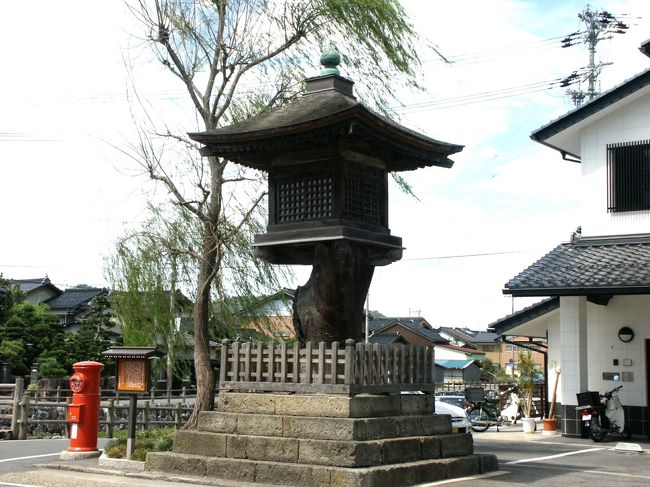 &#10139;ドライブ旅行、２日目は城崎から出石へ移動・・・。出石町は、旧出石藩の城下町で、現在も残る風情のある町並みは、但馬の小京都と呼ばれています。<br />写真の「おりゅう灯篭」は、出石川の支流谷山川の大橋のふもとにあって、船着場だった頃の昔の面影を伝えています。このあたりには蔵屋敷や塩蔵が並んでいました。<br />&#10139;おりゅう灯篭<br />&#10139;名所・史跡を訪ねて（フォト、マップ、スライド） <br />http://bit.ly/UNThHD