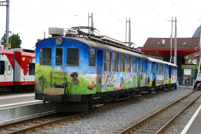 レマン湖の東部には小私鉄が存在しそれぞれ各社異なったデザインの電車を運行しています。<br />有名なのはモントルーを基点にツヴァイジンメンまで運行するMOB鉄道（モントルー・オーベルワン・ベルノア鉄道）は有名ですが<br />ベー・ヴィラール・ブルタイユ鉄道（BVB)、マルティニ・シャトラール鉄道（MC)、モントルー・グリオン・ロシュドネー線（ＭＴＧＮ）の小私鉄の写真を<br />駅で撮影しましたの紹介します。<br />