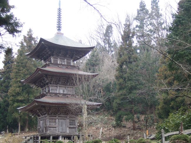 日本の伝統的な建築って美しいなぁと突然興味が湧いてきて、いろいろと巡り歩きたくなった。なかでも五重塔、三重塔などの仏塔は、インドから遥々伝来した宗教とはいえ、日本独自の建築様式として、高い完成度を誇るものだと思う。<br />会津＆磐梯ツアーの最終日に訪れたのは、会津盆地の西のはずれにある法用寺（ほうようじ）の三重塔。