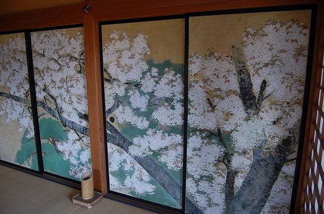 4月に入り、桜が満開になりました～♪<br />家の近所の桜も美しいのですが、せっかくなのでどこかに桜を見に行ってみよう…！<br />と思い、行ったことのなかった水戸に行ってみることにしました。<br /><br />水戸といえば、日本三大庭園の「偕楽園」。<br />それから、江戸幕府、最後の将軍「徳川慶喜」の出身地。<br /><br />もうすでに有名な偕楽園の梅は終わりの時期ですが、ほんのちょっとだったら残っているかも…と、淡い期待も持っていたのですが、見事に一輪も残っていませんでした（笑）<br />でも、さすがに桜はきれいでしたヽ(*ﾟ∀ﾟ)人(ﾟ∀ﾟ*)ﾉ