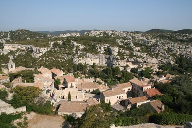 さてさて、今日訪れたのは、Les Baux de Provence（レヴォー・ド・プロヴァンス）、Arles（アルル）、Avignon（アヴィニョン）。いずれもホテルから半径20km以内。尤もそうなるようにホテルを予約したわけです。<br /><br />（ここではレヴォー・ド・プロヴァンスをご紹介）