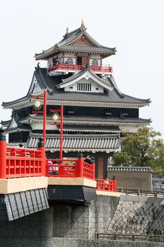 2009春、桜の季節の清洲城(2/5)：椿、大地震記念碑、朱の橋、模擬天守、染井吉野、里桜