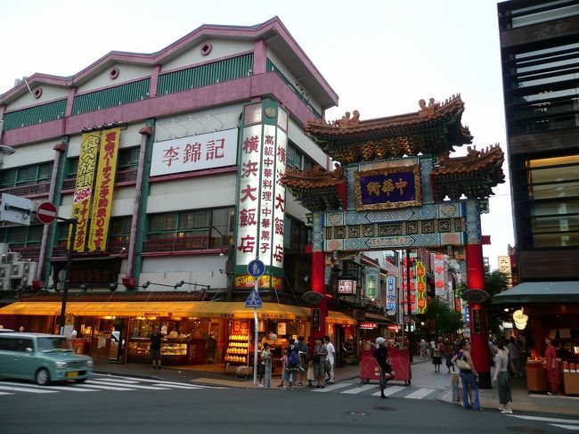 何故か香港から日本に帰ってきてるのに横浜の中華街へ。ひょっとしたら茅ヶ崎に住んでいたころとかに来た事があるかもしれないけど、少なくともちゃんと見て回ったのは初めて。<br />なんか香港で見たことあるような店の名前をもじったものも多々あり。<br />広東料理や上海料理の店らしいのだけど、香港や上海では見かけなかった料理だらけのレストランも。<br /><br />まあ、香港などで見かける地元系の日本料理店と同じ様な感じ。 