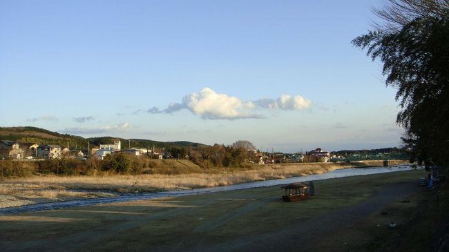 元禄２年（1689年）、江戸より「奥の細道」へ旅立った松尾芭蕉は14日間この黒羽に滞在しました。４月３日（新暦５月21日）より13泊しました。俳句の門弟へ宿泊し、史跡を巡り、句碑を読み、那須湯元、雲巌寺等へ遠出もしました。鹿子畑豊明（翠桃）と浄法寺高勝（桃雪）の家に泊まるにあたって、この黒羽に流れる那珂川を渡りました。当時那珂川には橋は無かったそうです。船を繋いだ「船橋」が掛かっていたそうです。そんな黒羽の町中を探索しました。江戸時代の記念品がなにか残っていないか？