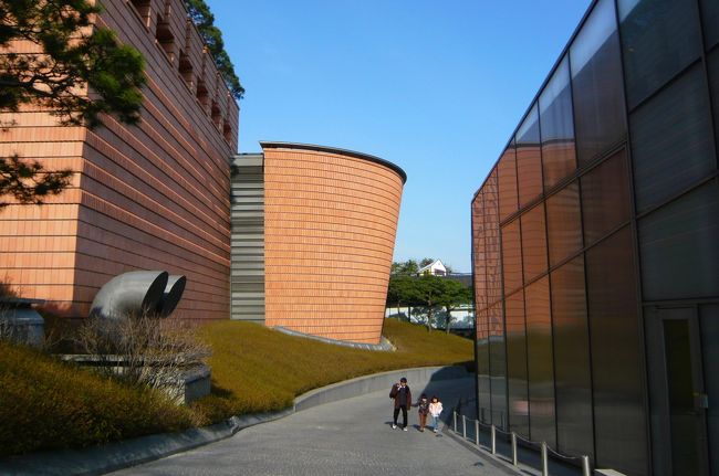 2日目後半戦は三星グループのコレクションを元にした韓国最大の民間美術館「Leeum」へ訪れた。<br />世界的に有名な三人の建築家が設計したという三つの建物からなる美術館は陶磁器が主体のMUSEUM1、現代美術が主体のMUSEUM2、そして企画展と児童教育のためのサムスン児童教育センターに分かれているということで、美術品とともに建物見物も楽しみにしていた。<br />Leeumの後は夕食にスタミナ鶏鍋、タッカンマリを食べに東大門のタッカンマリ通りへ。<br />さらに夕食後は疲れた体を癒す為に、家族でチムジルバン体験を。
