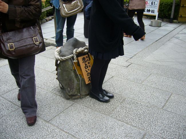 着物で京都旅行の2日目♪<br /><br />さすがに2日目は着物ではなく普段着でした。<br />いっぱい動き回るつもりだったし。<br />※題名に「着物で・・・」て書いてますが、着物出てきませんので悪しからず。。。<br /><br />この日はまず、姉のリクエストで清水寺へ☆<br />そして午後は妹のリクエストで金閣寺へ☆<br /><br />結構離れてるこの二つのお寺を回るために清水は朝一で!!<br />結構空いててじっくり見れたからよかった~<br /><br />?清水・衣笠エリア編のその1は清水寺見学の日記です(*^_^*)<br /><br />●この日のルート●<br />8時前…清水寺(所要1時間20分)<br /> ↓ 一度旅館に帰ってから、バスで約30分移動<br />11時前…金閣寺(所要30分)<br /> ↓<br /> ランチタイム<br /> ↓<br />12:30…等持院(所要30分)<br /> ↓<br />13:30前…龍安寺(所要40分)<br /> ↓ きぬかけの道をてくてく10分<br />14:30スギ…仁和寺(所要1時間ちょい)<br /> ↓<br />15:30ごろ…如心寺<br /> ↓ しかし、開いてなかった。。。涙<br /> 帰宅<br /><br />●訪れた世界遺産●<br /> 清水寺・金閣寺・龍安寺・仁和寺