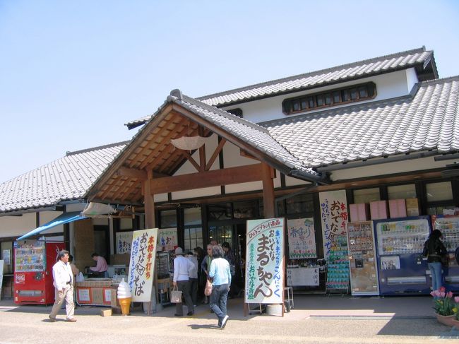 北近畿豊岡道路（春日和田山道路）の青垣ＩＣに近づくと「道の駅あおがき」の標識がある。<br />しかし北近畿豊岡道路から直接道の駅に入れるのではなく、一旦青垣ＩＣを出て県道7号青垣柏原線を少し氷上町方面に戻ったところにある。<br /><br />キャパは大型8台　普通35台。<br /><br />特産品はあざみ菜漬け・丹波栗など<br /><br />併設している「丹波布伝承館」では機織りや草木染めなどの展示がされている。<br /><br />駅舎（？）の建物の前は広場には、木のテーブルが設置されていて開放感たっぷりで、ゆっくり休憩出来る。<br /><br />場所はここ↓<br />http://map.yahoo.co.jp/pl?type=scroll&amp;amp;lat=35.23815801&amp;amp;lon=135.01224128&amp;amp;sc=7&amp;amp;mode=map&amp;amp;pointer=on&amp;amp;home=on&amp;amp;hlat=35.17451694&amp;amp;hlon=135.06678194<br /><br />URL↓<br />http://www.kkr.mlit.go.jp/road/michi_no_eki/contents/eki/h12_aogaki/index.html