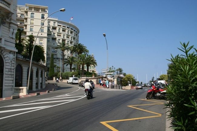 今日からCote d’Azur に入りました。ニースから30分程度はなれたVilleneuve-Loubetという街のホテルに泊まります。2泊する予定です。<br /><br />Grenobleを出発したのは8:00。ひたすら南下です。まず、国道沿いに進み、90km程度はなれたGapという街から高速に乗りました。Gapという街から30kmくらい進むと、高速か国道かの2択を迫られました。高速は南西のエクス・アン・プロヴァンスに向かい再び東はニースへと、国道は南東のグラースというニース近郊の街に、このどちらかを選ぶことになります。<br /><br />昨日のアルベールビルへ向かう山道で国道はこりごりしていたので、今日は多少遠回りでも高速ルートを選ぶことにしました。<br />ニースの近くに着いたのは13時過ぎ。そのまま高速でニースを通り越してやってきたのはモナコ!<br /><br />というわけで、F1グランプリのコースを車&徒歩で制しました。<br />駐車場をカジノのそばにした関係で、実際はカジノ前からスタートしているのですが、写真の紹介はコースどおりとしたいと思います。<br /><br />その時の旅行のブログ:http://www.yuu-koma.jp/?cat=139<br /><br />その時の旅行のGoogle Earth Tour<br />Google Earthで見る:http://www.yuu-koma.jp/google-earth/france2006guidetour.kmz <br />ブラウザーで見る:http://www.yuu-koma.jp/?page_id=93