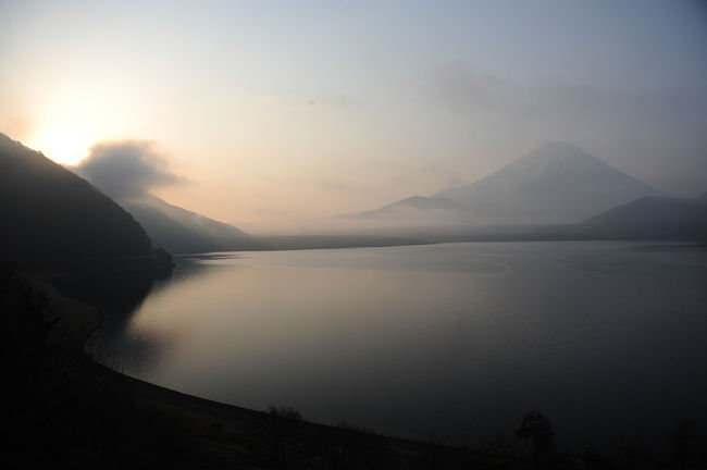 久しぶりに日の出を撮りに本栖湖へ行ってきました。<br />当初、田貫湖で撮ろうと思いましたが、静岡県内を走っているときに富士山が見えなかったため、本栖湖まで行ってしまいました。(笑)