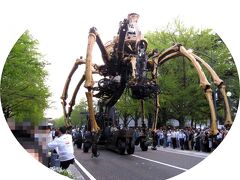 横浜：巨大クモ「ラ・マシン」神奈川県庁前を堂々と行進！