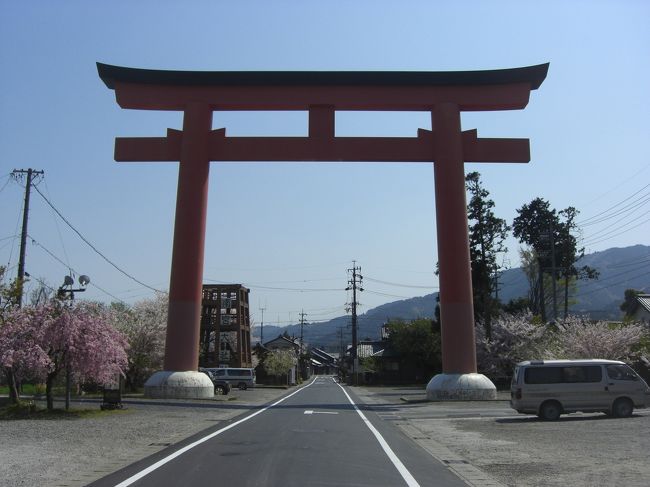 南宮大社（なんぐうたいしゃ）は一般的観光コースでは無い為に一見地味な存在だと解されがちですが、実は格式は極めて高く、伊吹山、及び、養老山系の中間に所在する美濃仲山（南宮山）山麓に鎮座し、旧國幣大社にして美濃國一之宮とされ、既に奈良朝期の文献等に該名を見出す事が可能です。<br /><br />関ヶ原の合戦（１６００年）では垂井が東西決戦場至近の地だった事も手伝い、兵火に拠り境内がほぼ全焼するの不幸に遭遇しましたが、寛永１９年（１６４２年）に至り、地元出自とされる春日の局（かすがのつぼね）の崇敬心から進言請願に依り、３代将軍徳川家光の命に拠り再建されたもので、当時の建築物として装飾等に江戸初期に於ける建築様式の特色を見出します。<br /><br />また、南宮大社は金の総本宮として全国の鉱山金属業者の崇敬を集めてます。<br /><br />小生が訪問した際は静漠たる緊張した空気の中に建築物を彩る華やかな紅柄の朱と境内を包み込む新緑のコントラストとが実に見事で艶やかな光景でした。<br /><br /><br />表紙は南宮大社鳥居