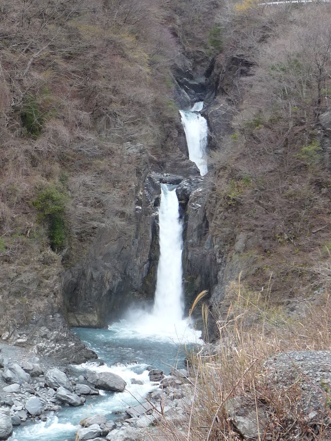 「三段の滝」から、安倍川を下流の方向へ戻ります。<br />このルート途中にある滝群の中でも最も豪快な『赤水滝』と途中で看板を見つけた『宝月の滝』をご紹介します。