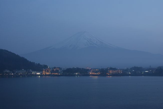 河口湖からの富士山です。<br />夜になりうっすら富士山が見えています。<br />ただ夜遅くなると、霧が出てしまいました。<br /><br />撮影機材：ソニー α300 DSLR-A300と標準レンズ