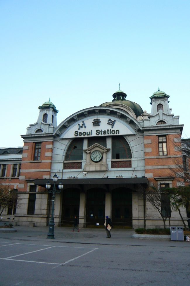 三日目朝、一人早朝散歩に辰野金吾設計の韓国銀行本店やソウル駅他の近代建築巡りを。<br />そして朝食を食べに行きがてら明洞で家族でニホソゴ看板探し、<br />朝食後は西大門刑務所歴史館へ。<br />その後仁寺洞で韓屋を改装したカフェ＆レストランや屋台を見学しながら楽園洞の餅屋街、そして餅カフェ「チルシル」へ。<br />その後、楽園洞の古い町並みが残るエリアを散歩。