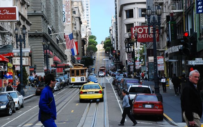 ４番目の目的地★サンフランシスコ★<br />ケーブルカーが街を走る坂の街サンフランシスコ<br /><br />サンフランシスコは３泊するので<br />ケーブルカー、バス、トラムが乗り放題の３daysパスを買って<br />ゆっくり市内観光しました。<br /><br />日本→ポートランド乗継（フライト）→バンクーバー→（バス）→バンフ<br />→（バス）→バンクーバー→（バス）→シアトル→（列車）<br />→サンフランシスコ