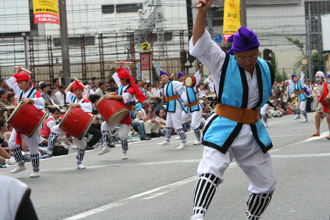 新宿エイサーは今年も（2009・07・25）開催されます<br />詳細は下記HPから<br />http://shinjuku-eisa.jp/<br /><br />会場はアルタ前を出て靖国通りから明治通りへ<br />楽しいエイサーを楽しみました<br /><br />今回の投稿は３月１２日以来の2006年・想い出の小さな旅<br />一足早い夏を楽しんで下さい<br /><br />２００６年　紀行<br />２・★下呂温泉から高山・馬籠＆妻籠宿<br />３・★勝浦ビックひな祭り<br />３・★東山花灯路<br />４・★松本から善光寺<br />４・★秩父・芝桜<br />５・★中尊寺から山寺<br />６・★札幌ソーランまつり・富良野<br />７・★ハワイアン<br />７・★新宿エイサー<br />８・★青森ねぶた・盛岡さんさ・中尊寺<br />８・四国ブラリ・おどり紀行・<br />　　松山〜高知〜徳島〜香川〜岡山<br />８・★京都迎賓館参観<br />１０・大内宿　塔のへつり<br />１２・★能登路から神戸ミリオネア<br /><br />★印は投稿済みです過去の投稿を見て下されば幸いです<br /><br />次回は四国おどり紀行<br />松山から高知〜徳島〜香川〜岡山と<br />ぶらり旅の報告を投稿します<br />