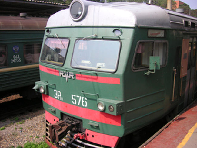 皆さんは、ロシアは広いので、非常に広い範囲にわたって鉄道があるということをご存知でしょう。世界で一番長い鉄道であるシベリア鉄道も含め、国内を移動する際にロシア人はよく鉄道を利用します。飛行機より鉄道の方が運賃が安いことも重要な理由です。<br /><br /> ロシアは面積が広く、時間帯区分がいくつかありますが、ロシア国内を鉄道で移動する場合、鉄道のチケットに記載されている時刻はいつもモスクワ時間です。<br /><br />したがって、ウラジオストクの到着時間は、チケットに書いてある時間+モスクワとの時差になりますね。しかし、ロシアから隣国のウクライナ、ベラルーシ、バルト三国などに鉄道で移動する場合は、チケットには現地の時間がきちんと記載されています。<br /><br /> ロシアから別の国への列車では、例えばお茶を飲みたいとき、ロシアの通貨ルーブルとその国のお金で購入できます。通常、国境を越えるのは夜中なので、夜中に両替屋が車両に入ってきたり、携帯電話のカードを売りにきたりします。もちろん手数料は高くつきます。<br /><br /> また列車停車中は、車内のトイレが使えないことが多いです。最近は綺麗で新しい列車ができ、その車内には豪華なホテルを思わせるデラックスなコンパートメントもあります。特に列車での長旅の場合は、便利で快適な列車を利用した方がいいでしょう。<br /><br /> 最近は、ロシア鉄道“РЖД(RXD) - Росстийские железные дороги”が非常に使いやすくなっています。チケットは、チケット売り場へ行って購入するだけでなく、インターネットでも購入できるようになりました。<br /><br />サイトに登録して列車を予約し、カードで支払いを済ませたら、駅の専用窓口で、列車が発車する直前まで受け取ることができます。受け取りの際にはパスポートの提示が必要です。また去年の年末からは、チケットを自動販売機で購入できるようになりました。インターネットで購入手続きをして、自動販売機でチケットを発券することもできます。<br /><br />インターネット購入の場合には、自動販売機で予約番号とパスポート番号を入力する必要がありますが、行列に並んで、やっと自分の番になったころにチケットが売り切れる、という事態は避けられるので便利ですね。<br /><br />ロシア鉄道は段々発展しているようです。