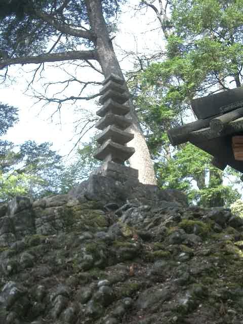 室生寺では奥の院まで登りました。階段がよく整備されています。頭が下がります。