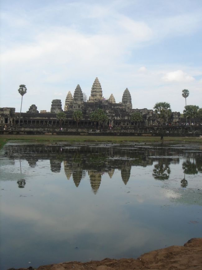カンボジアへ一人旅に行ってきました ｡+.ﾟヽ(*´∀｀)ﾉﾟ.+｡ <br /><br /><br />４月は換気でカンボジアでも一番暑いといわれる月。 <br />日中では４０度を越す日もありました。<br /><br />美しく壮大なアンコール遺跡群。まるで古代にタイムスリップしたみたい・・。<br />忘れられない旅になりました。<br /><br />オー・クン　カンボジア<br />　（※オー・クン＝ありがとう：クメール語）<br /><br />★。、::。.::・&#39;☆。.::・&#39;★。、::。.::・&#39;★。、::。.::・&#39;゜☆。.::・&#39;★。、::。.::・&#39;゜<br /><br /><br />そして、 <br />４月１４から１６日まではカンボジアのお正月 <br />家族みんなで遺跡に参拝に行き、遺跡でピクニックをするのが習慣で、 各寺院はカンボジア人でワイワイ♪賑やかでした。<br /><br />　 ☆ Happy New Yewr! （スーサダイ・チュナム・タメイ）☆<br /><br /><br /><br /><br />【日程】　★←ココから始まります。<br /><br />４月１４日：成田→ホーチミン空港→シェムリアップ空港→ホテル<br />　　１５日：アンコール・トム→タ・プローム→★アンコール・ワット→プノン・バケン（サンセット）→ホテル<br />　　１６日：アンコール・ワット（サンライズ）バンテアイ・スレイ→クバル・スピアン→ホテル<br />　　１７日：プリア・カン→ニャック・アポン→タ・ソム→東メボン→スラ・スラン→バンデアイ・グデイ→ホテル<br />　　１８日：ロリュオス遺跡群→コーケー遺跡→ベンメリア→ホテル<br />　　１９日：アンコール・ワット→オールドマーケット散策→ホテルにてエステ→シェムリアップ空港→ホーチミン空港→成田（翌朝２０日）<br /><br /><br />【滞在ホテル】<br />SHINTA　MANI　シンタマニ　<br />http://www.shintamani.com/rooms/index.php<br /><br />【現地旅行会社】<br />Happy　Smile　Tour<br />http://www.happysmiletour.com/tour_top.html<br /><br /><br /><br /><br />