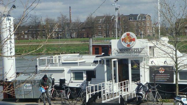 ベルギーからオランダへの100キロ弱の移動の車窓風景。<br /><br />写真は、マーストリヒトで最初に停まった待ち合わせ場所。<br />目印はミシシッピーという名のコーヒショップ<船>の前だった。<br /><br />途中は、順調だったのに・・・マーストリヒトの街中で、観光バスが同じ道を行ったり来たり。<br />どうやら、待ち合わせ場所が一方通行のため、随分とドライブのサービス。<br />しかし、ガイドさんとの待ち合わせ場所へ行ってみれば、誰も居なく、電話で確認してからまた移動。