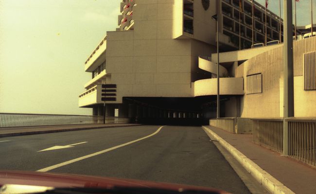 1989年にレンタカーでイタリアを回った際、モナコまで足を伸ばして早朝のグランプリコースを走りました。<br />テレビで見るよりも急なアップダウンにびっくり。<br />やはりＦ１ドライバーのマシンコントロール技術は想像を絶しますね。