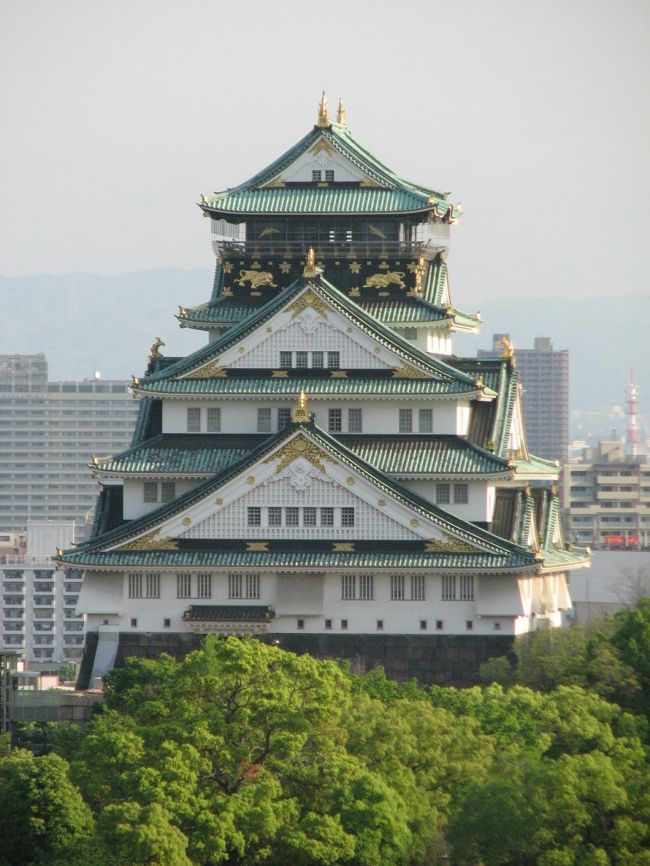 4月23日、午前8時04分より約1時間、久しぶりに新緑の大阪城を散策した。 桜のシーズンを終了し、ツツジの季節になろうとしているが大阪城には新緑が似合っているように思えた。<br />この日は3月下旬頃の寒い日で散策には丁度良い清清しい一時間であった。<br /><br /><br /><br />*写真は新緑に包まれた大阪城