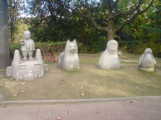 岡山といえば「桃太郎」ですよね。<br />♪お腰につけたキビ団子、一つわたしにくださいな。<br /><br />ええと左からイヌ、サル、・・・？