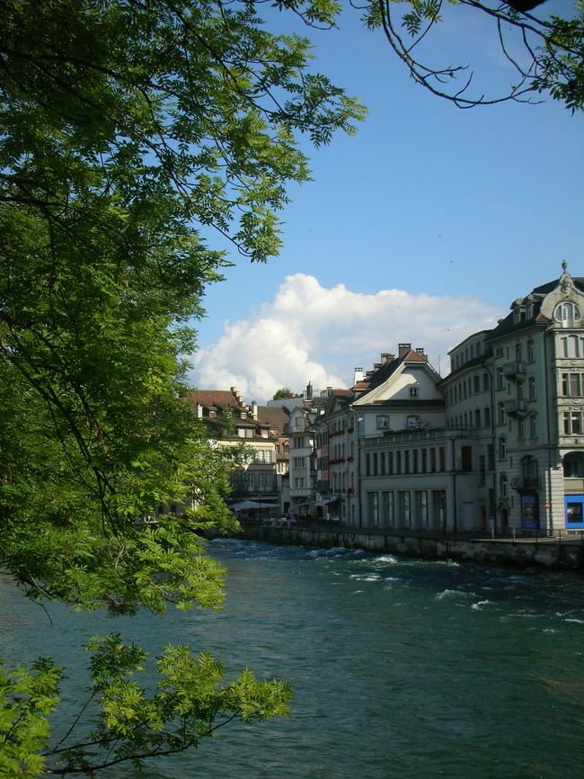 ロートホルン鉄道を堪能して午後はルツェルンへ向かいます。<br />スイス三大風景のひとつといわれるカペル橋。<br />街中をのんびり歩きながら過ごす最終日です。<br /><br />翌日はチューリヒから直行便にて帰国します。<br /><br />今回のスイスの旅行、10年ぶり位にパッケージツアーを利用しました。普段個人で手配して自由に行動する旅に慣れていたので時間に確約されることが窮屈に感じました。<br />すべて手配していただくので連れて行ってもらうという楽な部分はありましたが堪能したな〜とは思えず。。。<br />恐らく、今後パッケージツアーに参加することはないだろうと確信した旅でもありました。