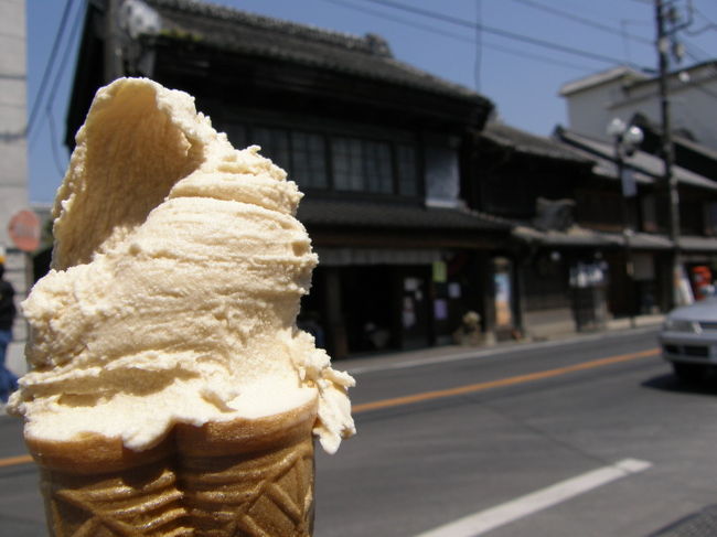 ４月の祝日、千葉県の佐原と銚子へ行ってきました。<br />この旅行記は前半の佐原編です。<br /><br />４月２９日昭和の日、天気も良さそうなので、<br />前日から佐原と銚子へ行こうと思っていました。<br />が、前日の夕方、京都へ一緒に行った友人が、<br />反省会と称して飲みに行こうと誘ってきました。<br /><br />次の日は朝早くから１日かけて遊んでこようと思ってるのに、<br />と思いつつ、結局、終電過ぎまで飲み続け、<br />頭痛に戸惑いながら早起きをしました。<br /><br />でも、天気もいいし、季節の物を見たいし、<br />前から行きたいと思っていたので、<br />思い切って出かけようと決意。<br /><br />佐原では、飲みすぎて痛い頭を冷やす行動になりました。<br /><br />実は自分の両親はよく佐原を通過して、<br />茨城方面にドライブに行くので、<br />途中まで乗せて行って、下ろしてくれたらな、<br />なんて思ってもいました。<br /><br />自分が帰る前に銚子からお土産を届けに寄ると電話をしたら、<br />なんと、両親も佐原に行っていたとのこと。<br />しかも、自分と隣の店で昼食を食べておいしかったとか。<br />すごい偶然でした。<br />佐原でお土産を買わなくて良かった〜。<br /><br />今回は電車も１時間に一本とか便が悪いので、<br />最初から佐原で１２：３４に電車に乗って、<br />銚子では１９：３８の電車に乗るという、<br />制限時間を決めた弾丸トラベル的な計画をたてました。